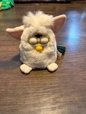 Tiger Electronics 1998 Original Snowball Furby White Plush Toy Model 70-800